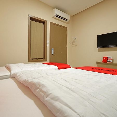 Отель Reddoorz Plus Near Java Mall Семаранг Экстерьер фото